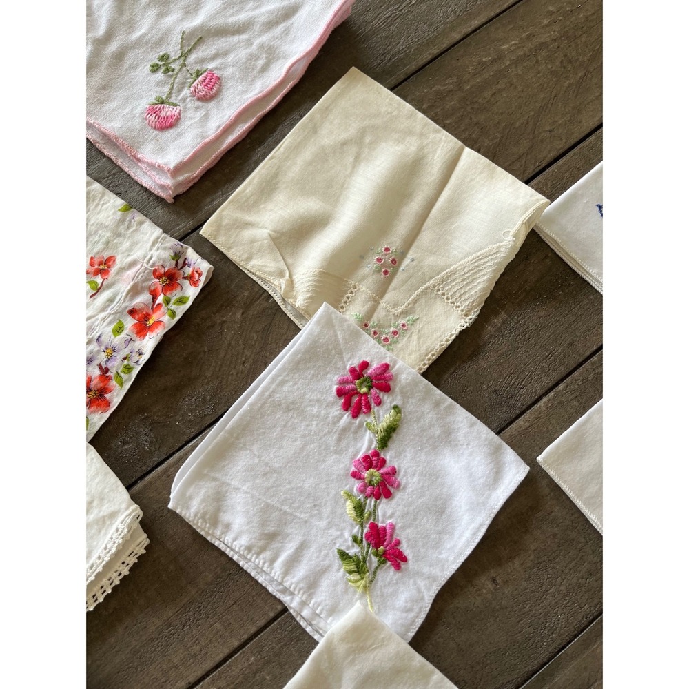 Vintage Handkerchief Lot 10pc Floral Embroidered Lace Trim Scalloped Linens - Picture 4 of 8